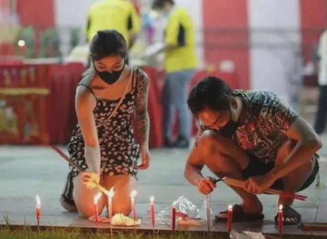 水师、职业新加坡8大奇葩职业大揭秘！CQ9电子平台网站冥界设计师、宠物风(图4)